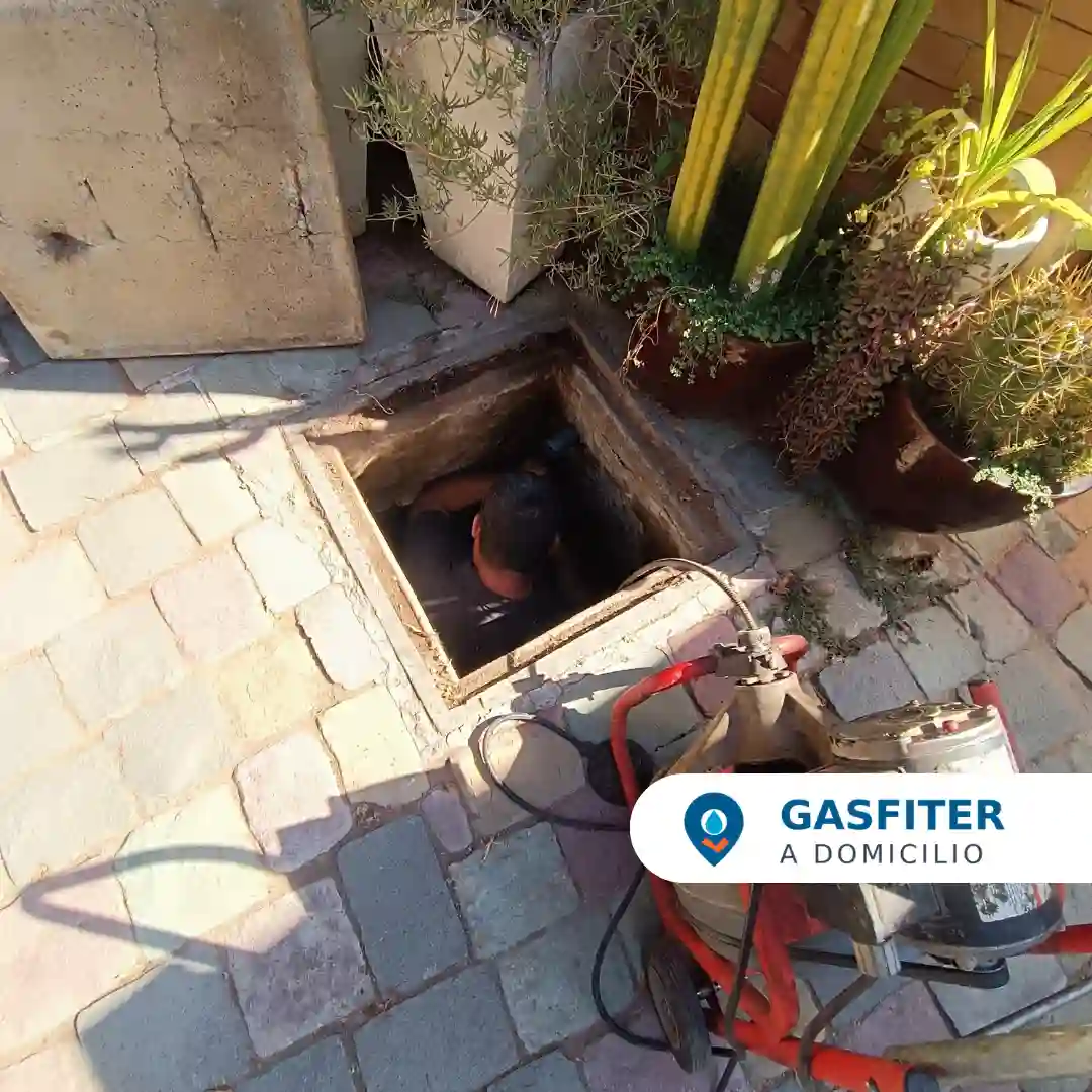 Técnico realizando destape de alcantarillado en baño