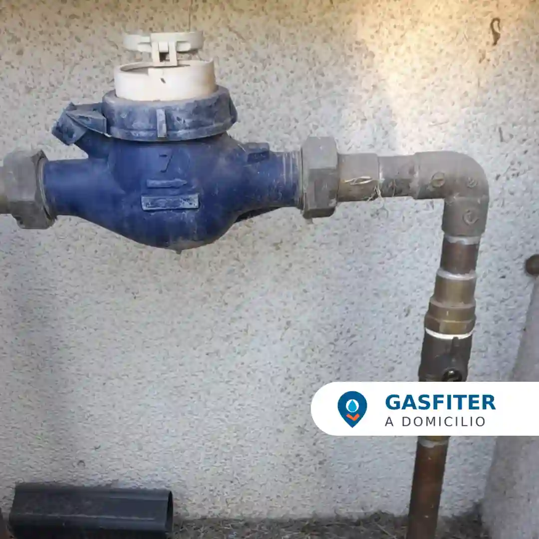 Técnico revisando posible fuga en medidor de agua o gas
