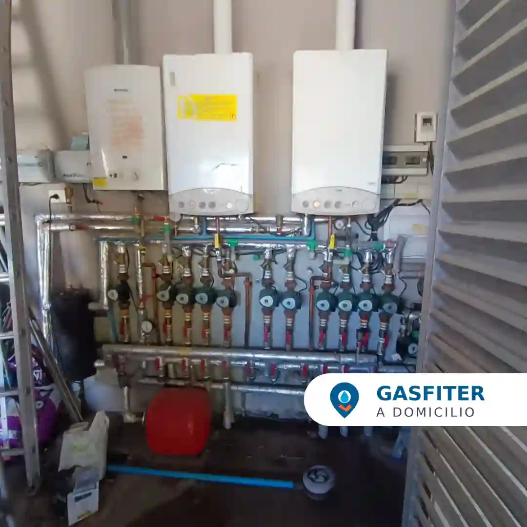 Técnico realizando mantención de calefont a gas en domicilio